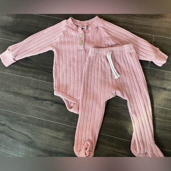 Reverie Threads - Ayden Outfit Set in Pink - SIZE: 6-9 Months - Picture 4 of 10
